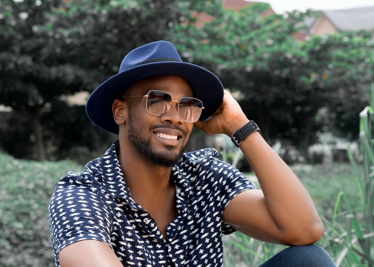 Accessoires de mode pour un look décontracté d'été.