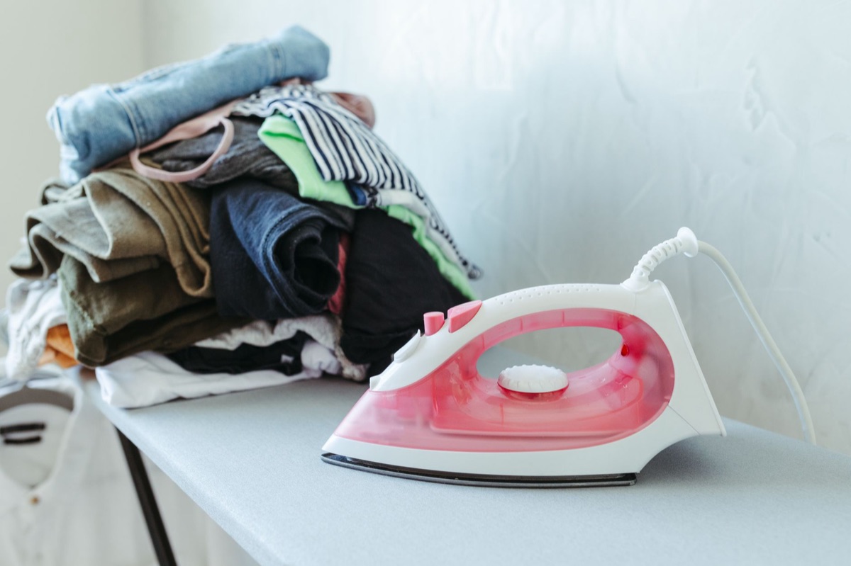 Chemises d'été soigneusement pliées dans une garde-robe moderne.