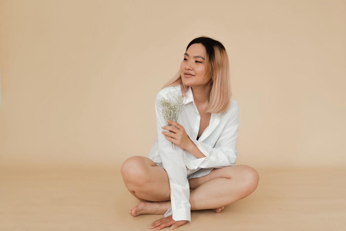 Een beige linnen overhemd voor een casual zomerlook.