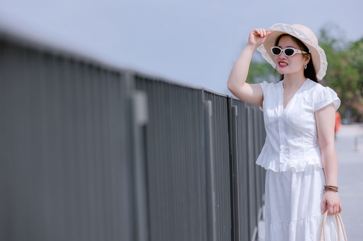 夏日休閒風格配件組合，包含太陽眼鏡與手錶
