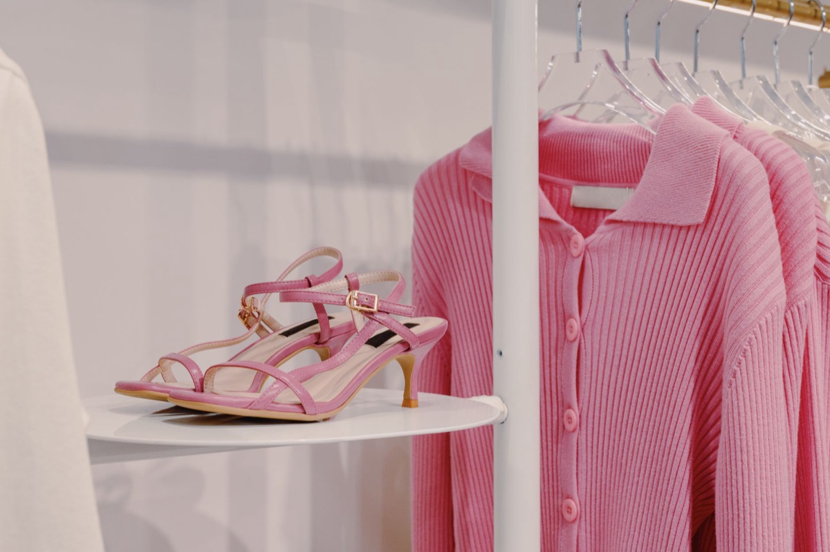 ropas de lujo en quiosco de moda