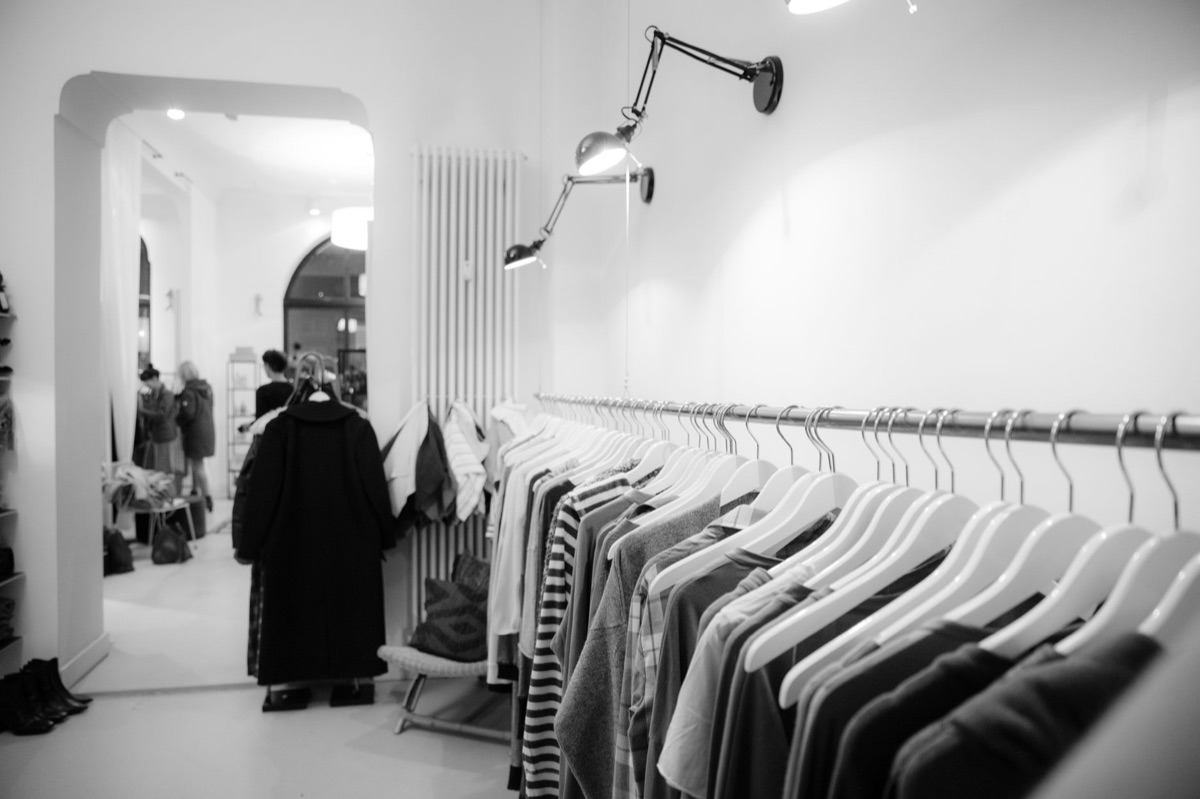 Rangement de vêtements de luxe dans un magasin