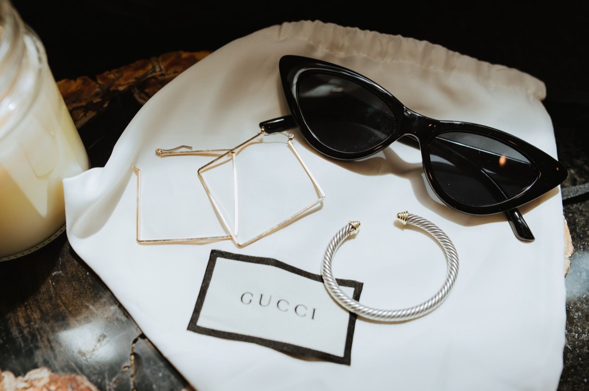 Collection d'accessoires designers sur une surface velvée