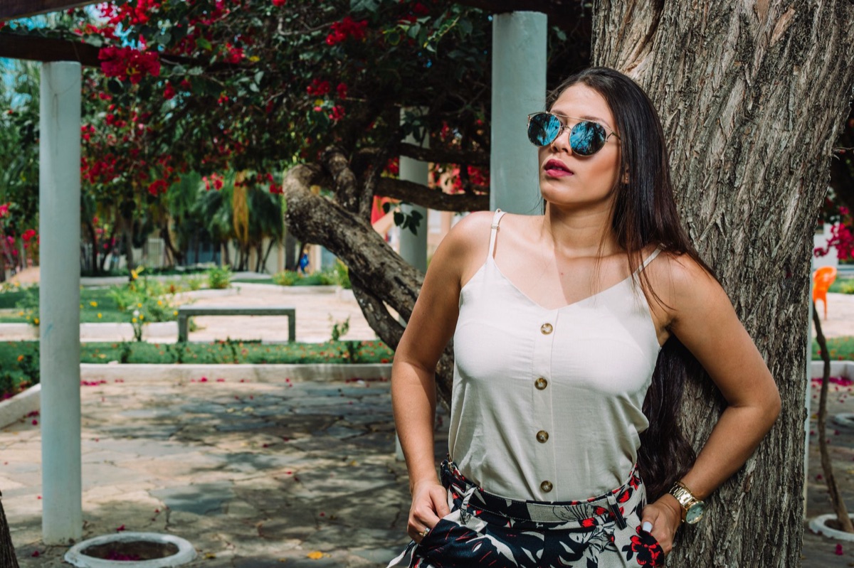Frau mit oversized Sunglasses