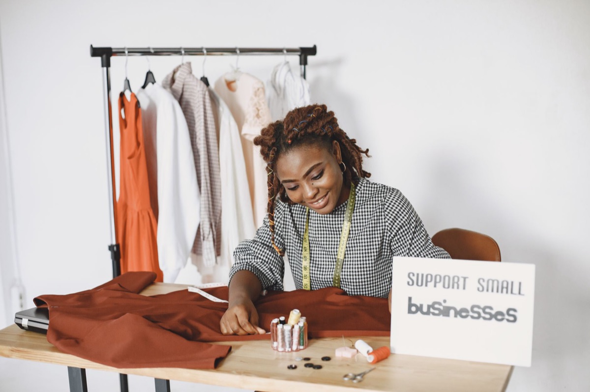 Mujer con ropa de diseñador