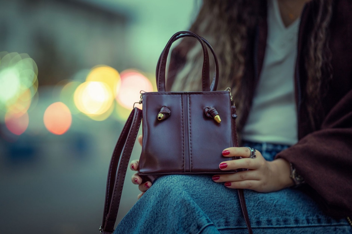 女性が持つ luxury bag
