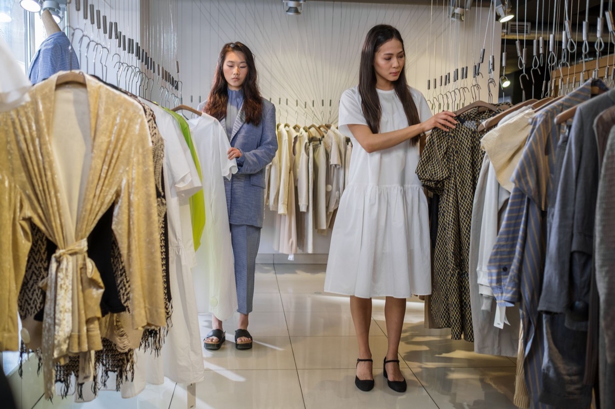 mulheres comprando moda luxuosa em loja