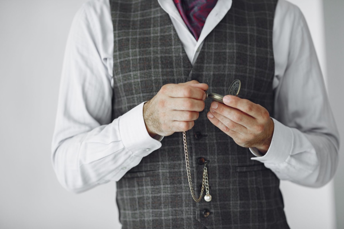abbigliamento vintage con accessori moderni