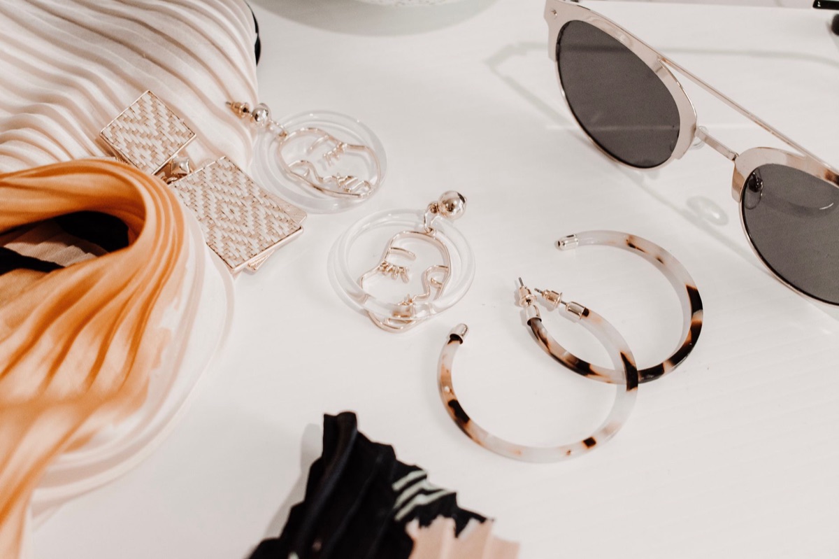 Minimalistische Sonnenbrille als Modeaccessoire