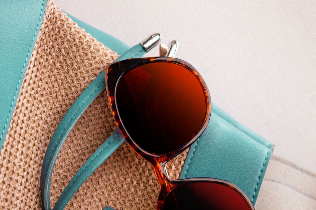 Bodegón de gafas de sol ovaladas y accesorios de verano