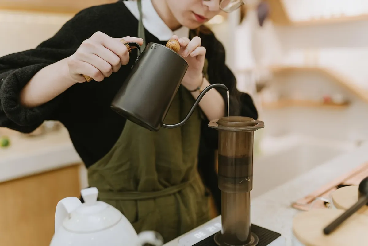 バーティスト、コーヒー、準備、注ぐ、煮立てた、カフェイン、飲料、エスプレッソ、仕事、女性、カフェ、レストラン、バーティスト、バーティスト、コーヒー