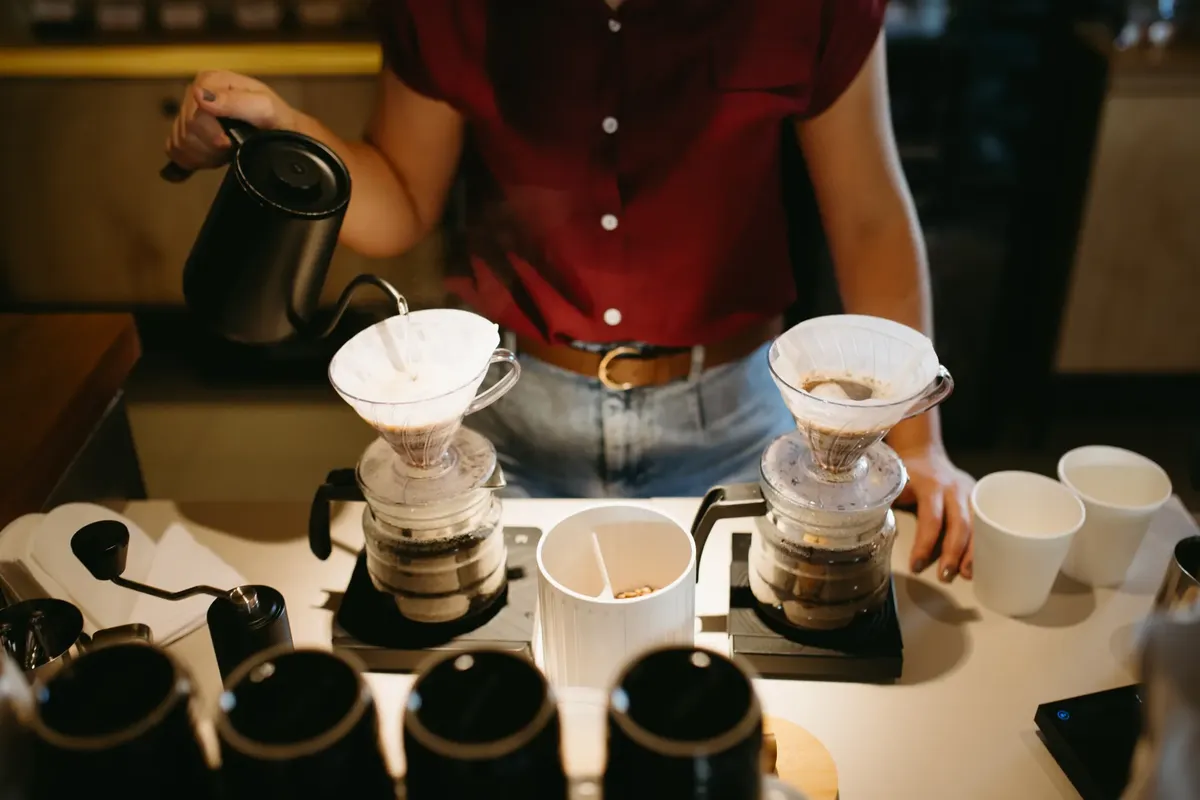 カフェの設定でポーラー方法を使ってコーヒーを準備しているバーティスト。アーティスンな焙煎プロセスを捉えています。